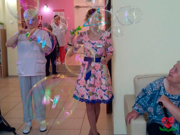 День мыльных пузырей в пансионате для пожилых людей
