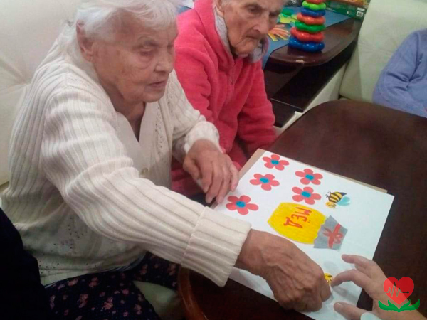Медовый спас в пансионате для пожилых людей в деменцией