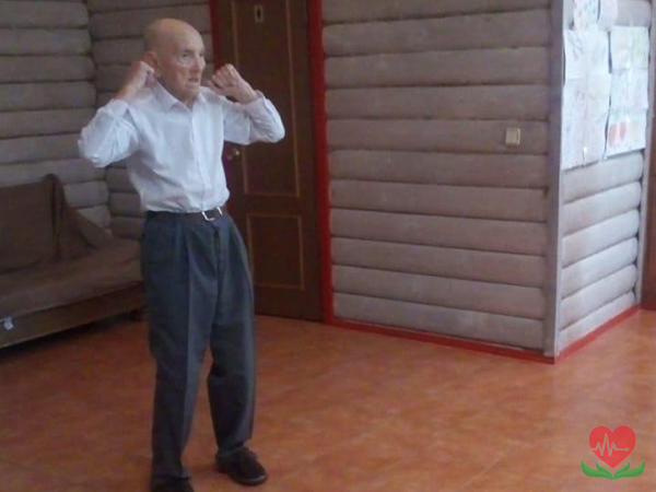 Физические упражнения в пансионате для пожилых людей в деменцией