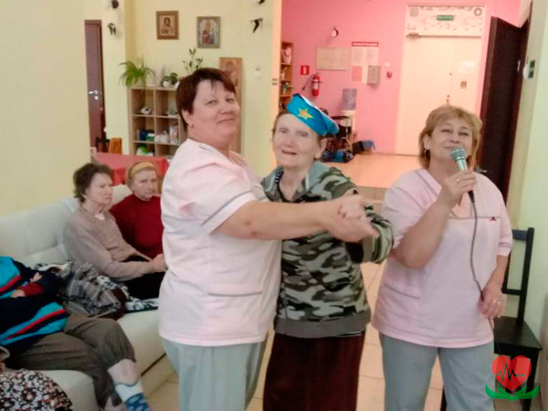 День ВДВ в пансионате для пожилых людей в деменцией