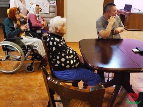Батюшка в пансионате для пожилых людей
