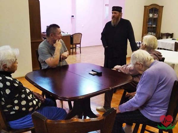 Батюшка в пансионате для пожилых людей в Москве