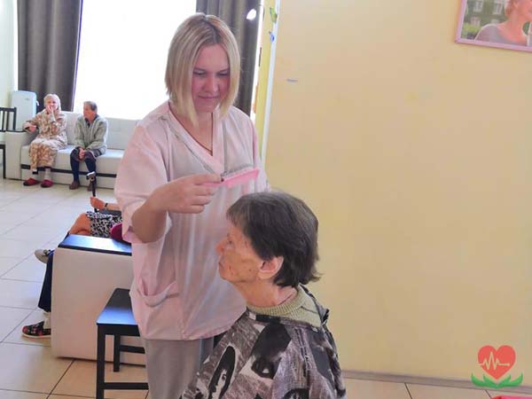 День парикмахера в пансионате для пожилых людей