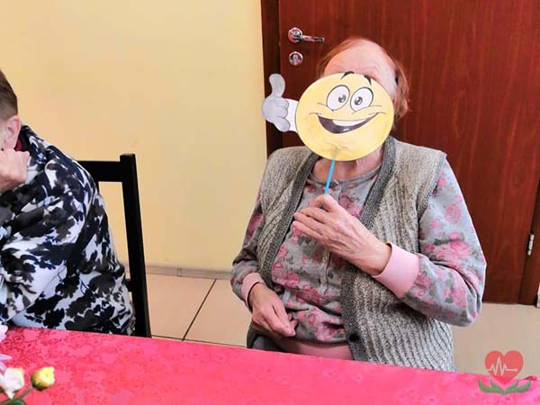 День смайлика в пансионате для пожилых людей в деменцией