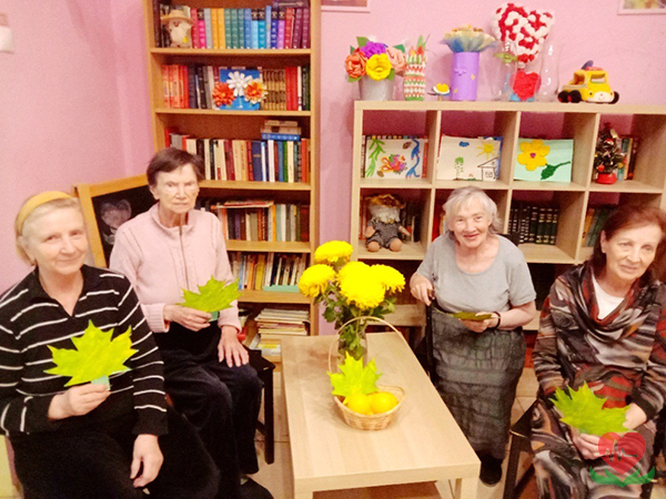 День желтых листьев в пансионате для пожилых людей в Москве