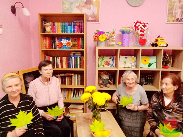 День желтых листьев в пансионате для пожилых людей в деменцией