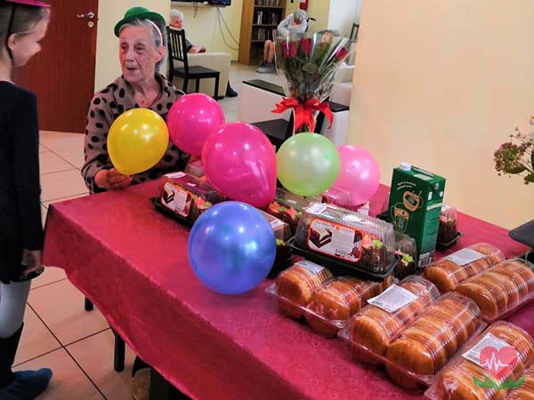 День рождения в пансионате для пожилых людей в деменцией