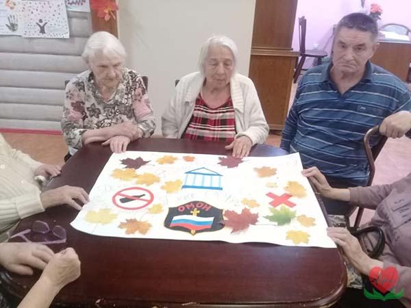 Стенгазеты в пансионате для пожилых людей в деменцией