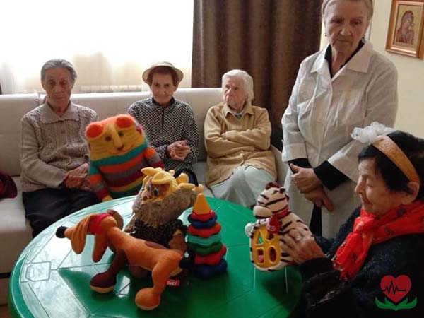День воспитателя в пансионате для пожилых людей в деменцией